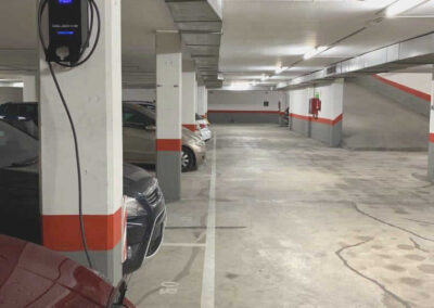 Cargador para vehiculo eléctrico en parking